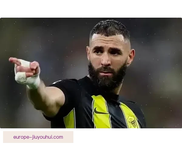 本泽马与吉达联合主教练发生激烈冲突 球场内外关系紧张引发关注